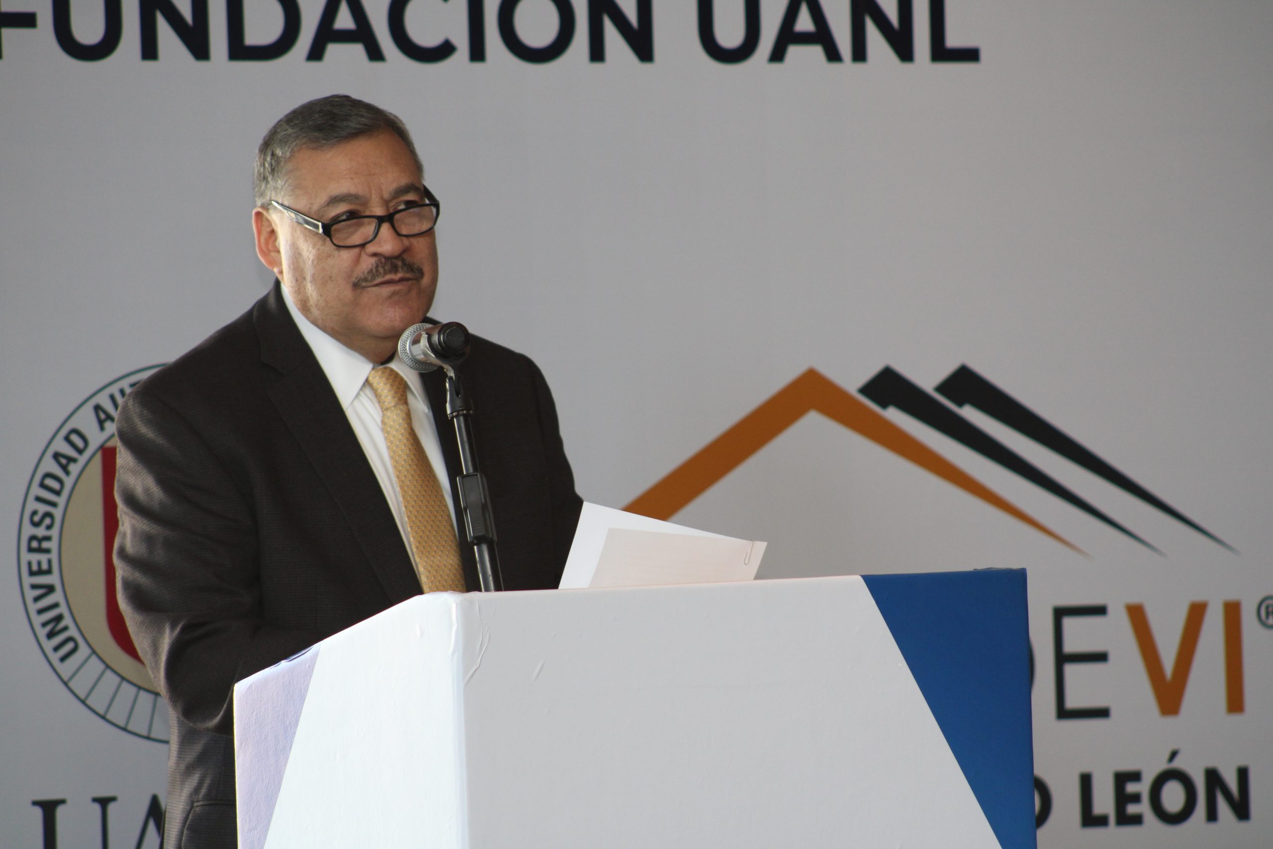 Rector de la UANL, el Mtro. Santos Guzmán López